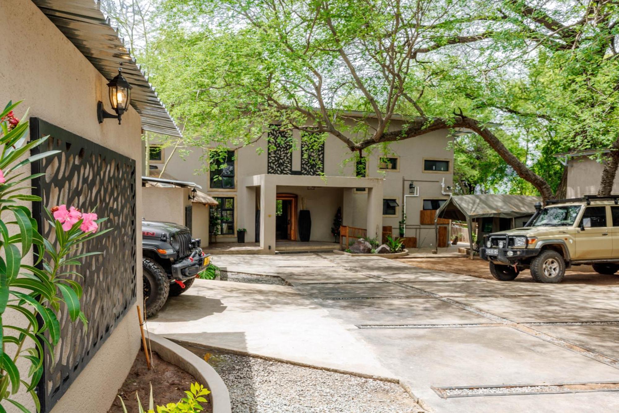 Chobe House Villa And Chalets Kasane Extérieur photo